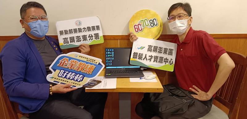 高分署銀髮中心的銀力教練莊老師，手把手指導企業員工運用AI與ChatGPT提升行銷技巧，並教授如何撰寫有效的文案。