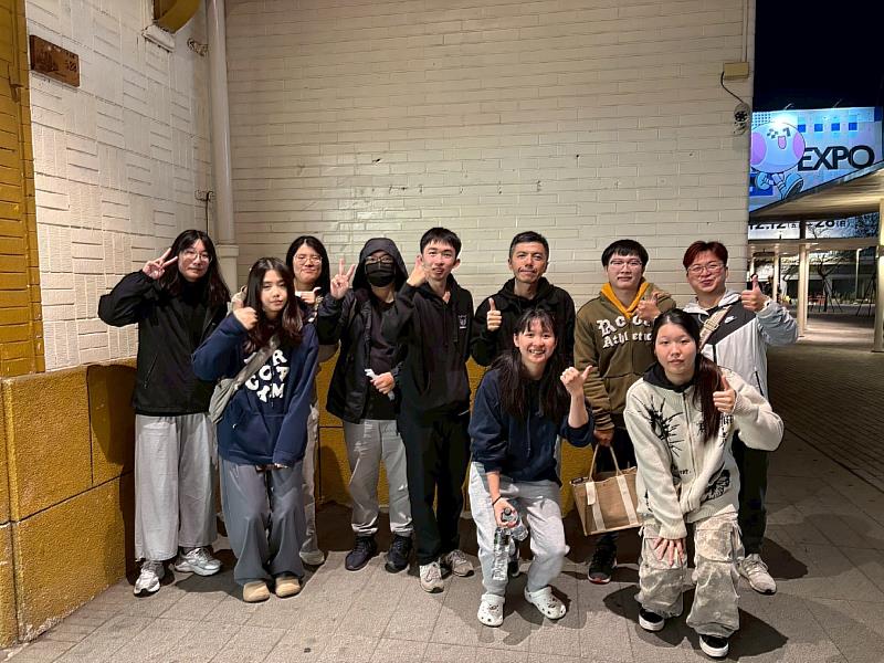 南華大學生死系社工組師生寒冬送暖，走入街頭實踐生命關懷。