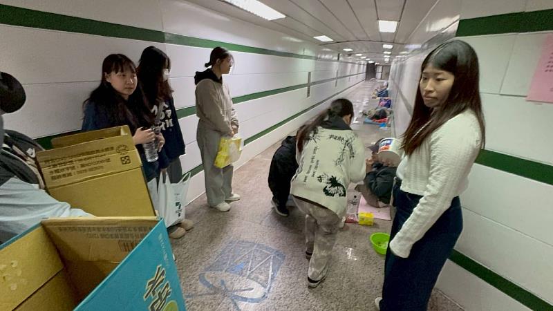 南華大學生死系社工組師生寒冬送暖，關懷露宿者與經濟弱勢民眾。