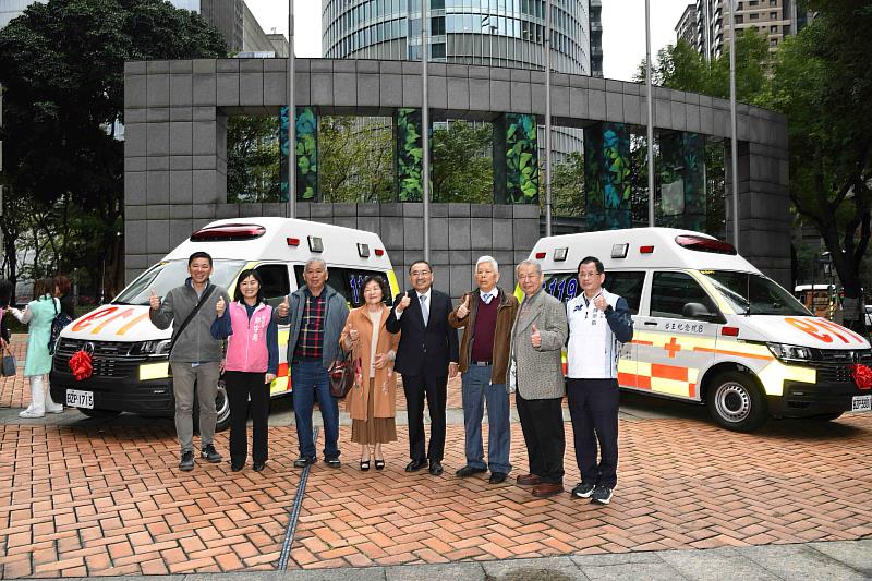 市長與捐贈單位（優寶營造有限公司人員）於救護車前合影。