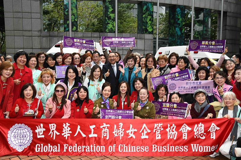 市長與捐贈單位（世華及啓玉基金會人員）於救護車前合影。