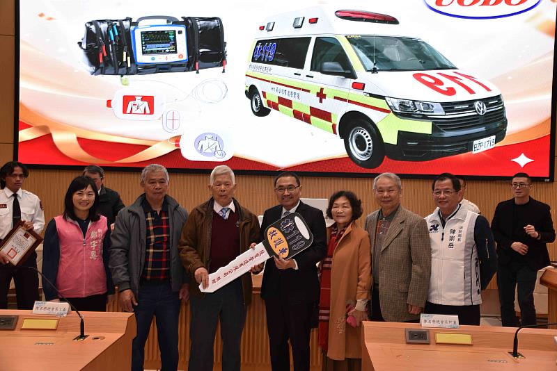 優寶營造有限公司捐贈救護車給市長（高富貴董事長代表致贈）。