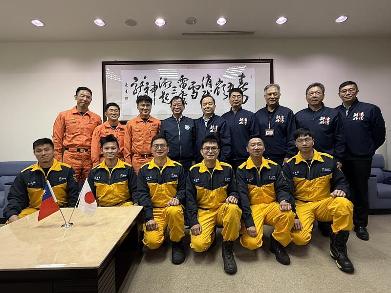 東京消防廳3名教官來訪新北市消防局（後排左1：梅澤真一，左2：松本壯史，左3：木之元謙一郎）。