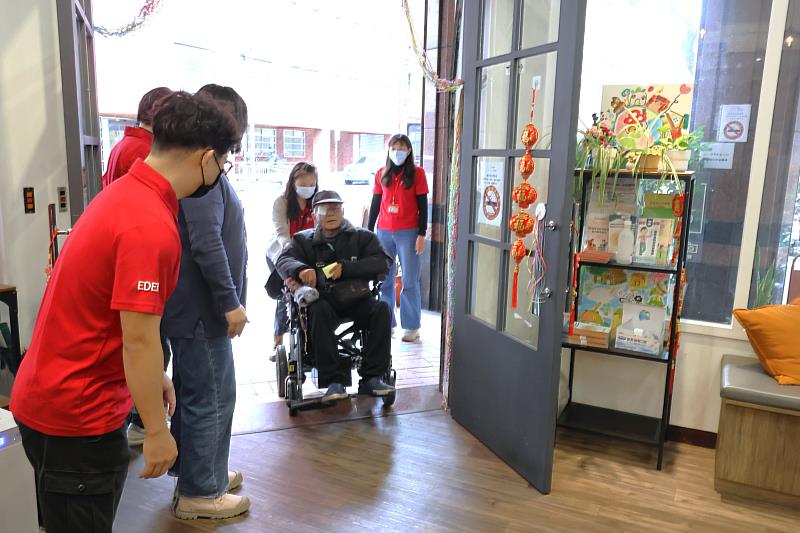 伊甸有FU長照站今(28)日舉辦「愛.圍爐」活動,邀請鮮少外出的失能長輩與家庭照顧者共聚,提前感受節慶的溫暖。
