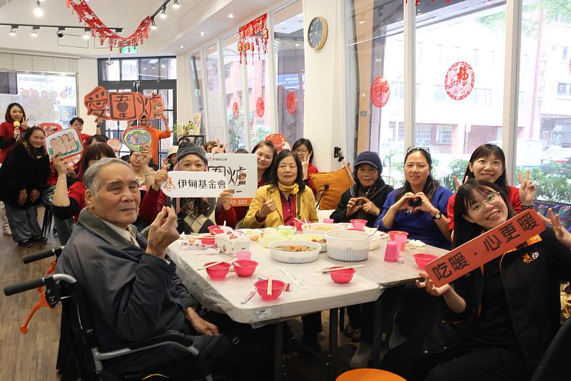 77歲的服務使用者王文程與主要照顧者媳婦（左3）第一次參與伊甸「愛．圍 爐」，在伊甸的陪伴下，感受到滿滿的愛與溫暖。