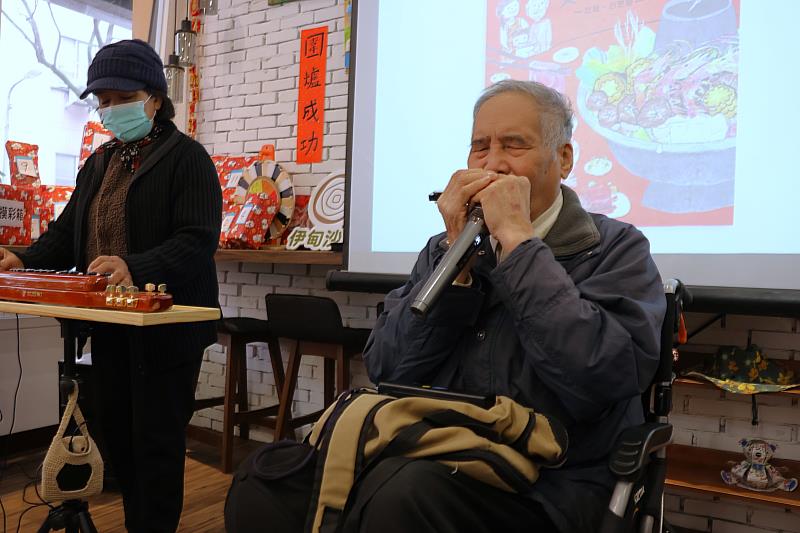 77歲的服務使用者王文程悠揚動人的口琴演奏，不僅為現場增添溫馨氛圍，也展現伊甸專業照顧的成果。
