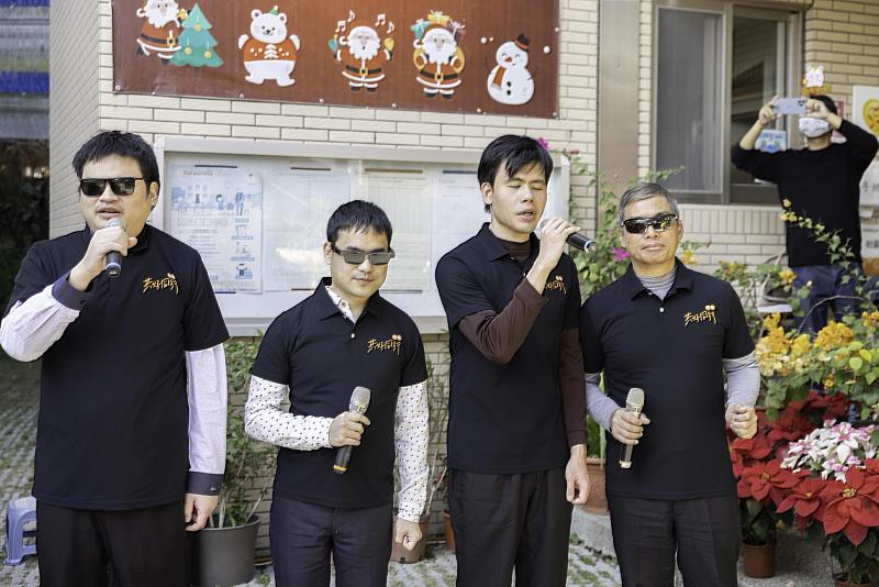 伊甸喜樂合唱團演出。