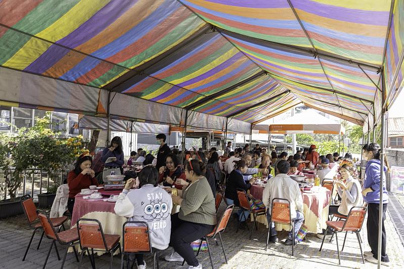 伊甸南投「愛圍爐」陪長輩們提前過新年。