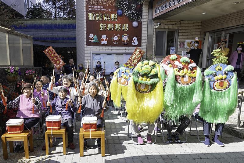 長輩們帶來的舞龍舞獅表演。