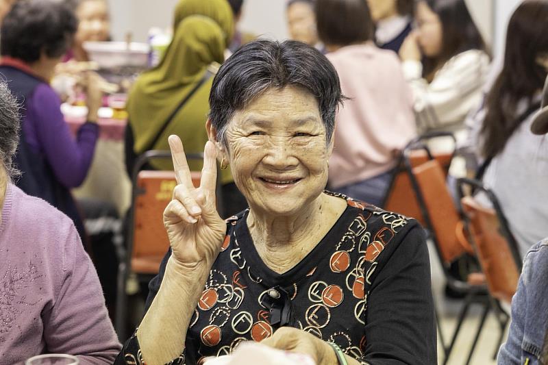麗玉阿嬤開心參加「愛圍爐」。
