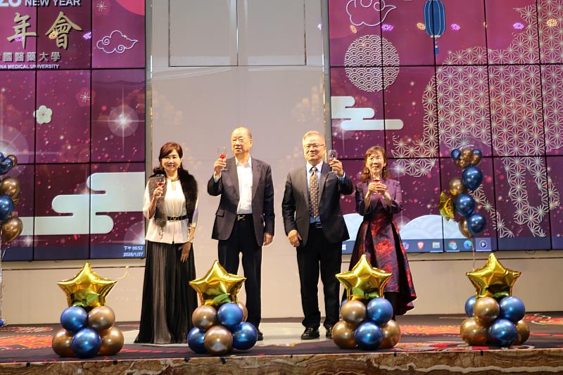 蔡長海董事長伉儷偕江安世校長伉儷站上舞台舉杯感恩祝福，開心迎接金馬祥瑞年。 