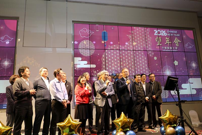 江安世校長偕同主管登台合唱「月亮代表我的心」與「明天會更好」。