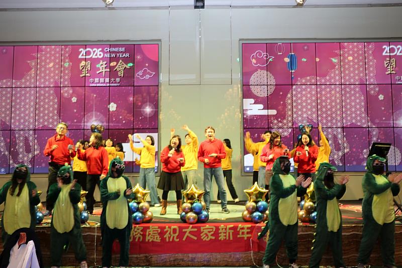 學務處同仁表演新年組曲歌舞，祝福新年快樂。