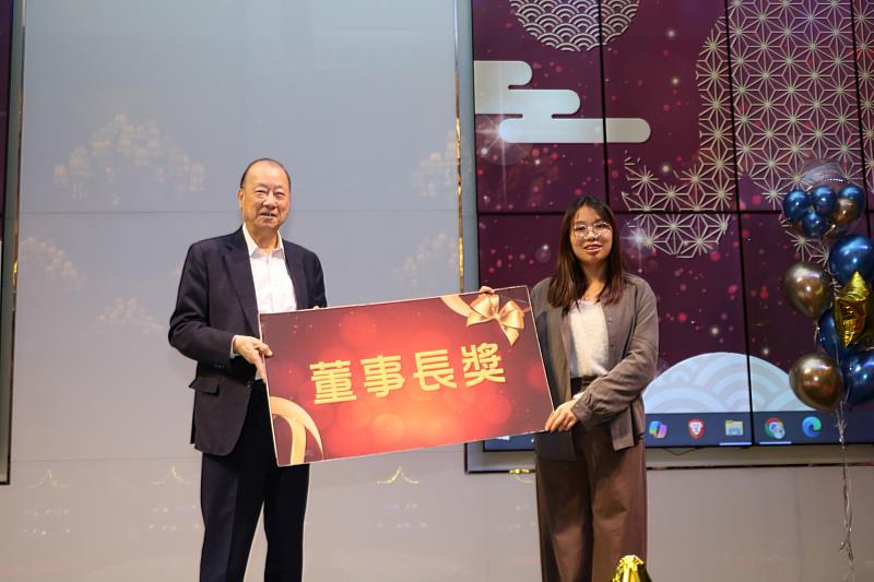 蔡長海董事長與摸彩中獎幸運同仁合影。