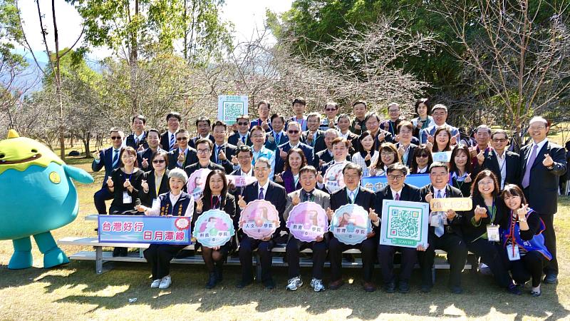 透過「合作共贏、資源共享」的理念，暨大與全國37所高中校長在滿園櫻花的見證下，共同簽署「櫻花樹下的盟約」。