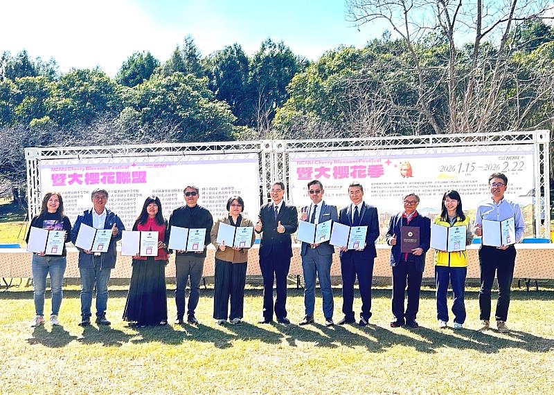 2026櫻花季賞櫻活動獲暨大校友群、在地店家與表演團體的協辦支持，暨大校長武東星（中）表示致謝。
