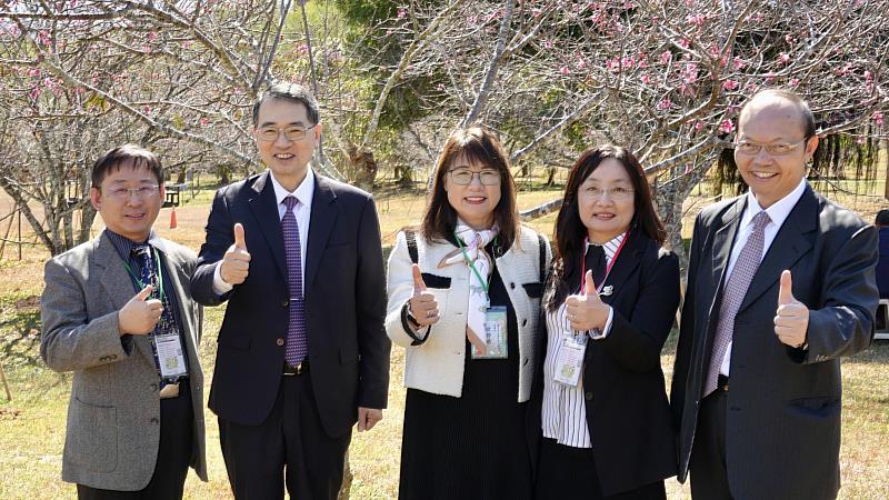 彰化高中校長王延煌（左起）、暨大校長武東星、台中二中校長歐靜瑜、家齊高中校長陳韻如與暨大教務長楊振昇於簽署活動合影。