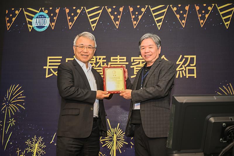 中國科大陳振遠校長頒發感謝牌，由室設系系友會陳子淳理事長代表受獎。（照片/校方提供）