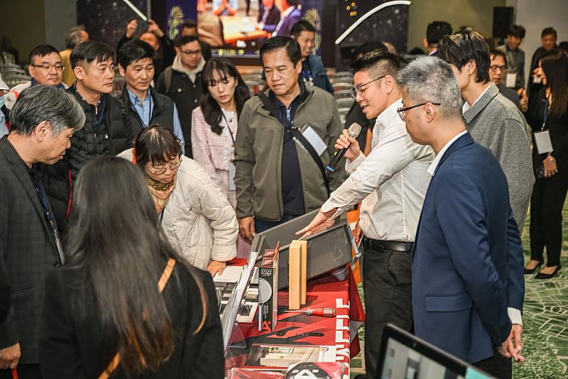 優良廠商現場擺攤，向與會系友、來賓介紹最新產品。（照片/校方提供）