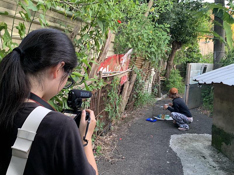 2024年成果影片《路上的貓，背後的人》拍攝現場。