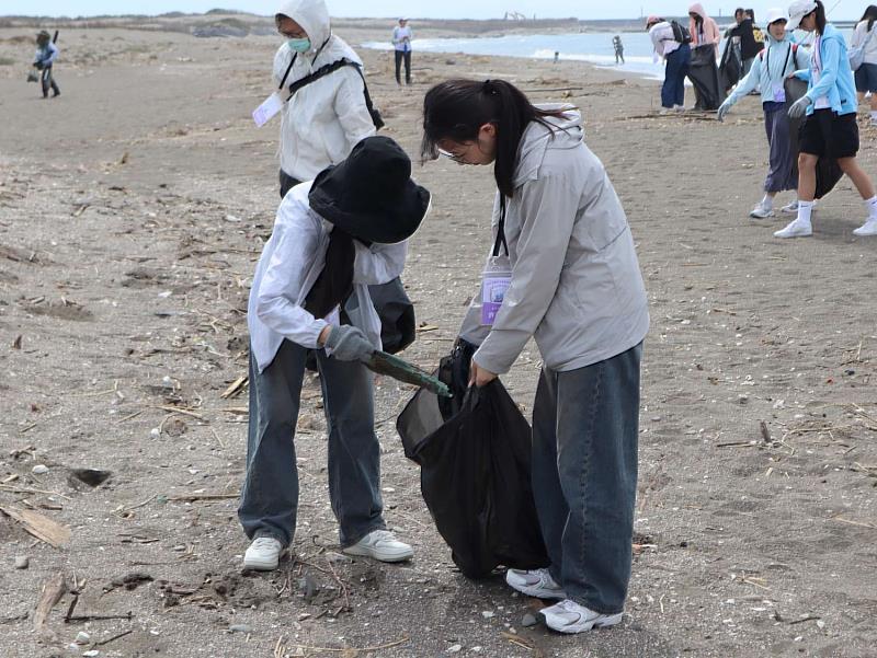 辦理淨灘活動。