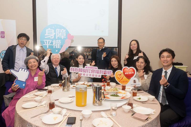 市長高虹安與身障團體交流合影。