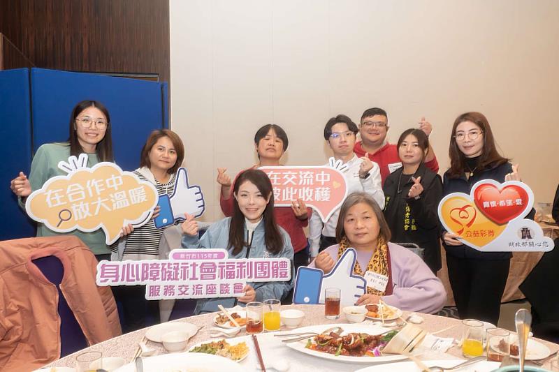 市長高虹安與身障團體交流合影。