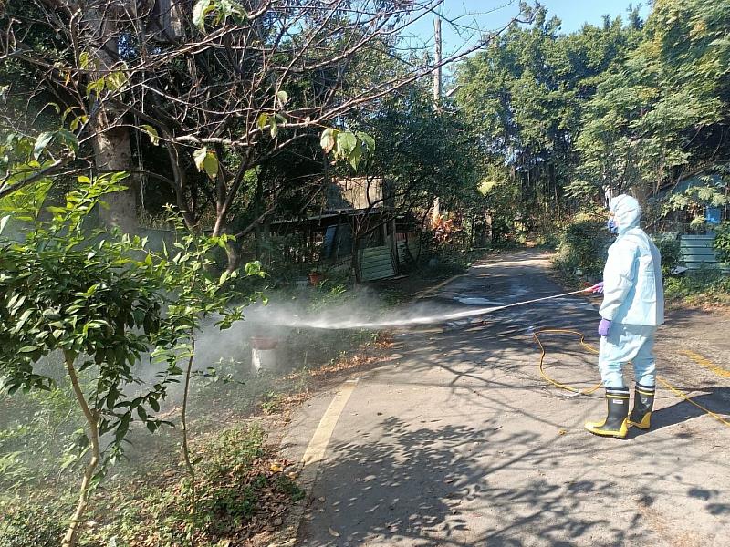 立即加強養禽場環境及設施消毒作業。