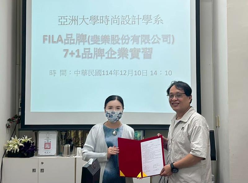 亞大時尚系主任林青玫（左）與FILA管理處柯新進協理，雙方正式簽署「7+1品牌企業實習合作備忘錄」。