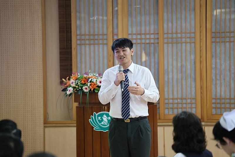 黃賀榆五專畢業後就讀二技，他以自身求學經驗，鼓勵更多新生代一起加入護理行列。