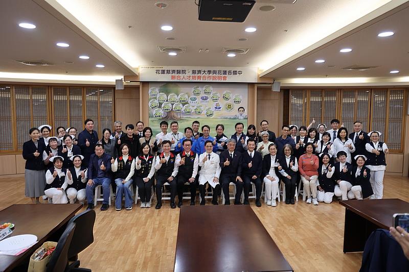 「百萬成星．護理有光」育才計畫於27日啟動，花蓮慈濟醫院、慈濟大學及花蓮縣教育處、18所國中校長及衛生局都共同響應。