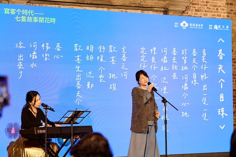 作家羅思容帶來動人的詩歌演出。