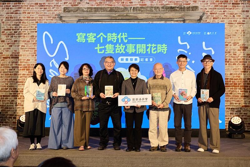 客委會古秀妃主委與7位作家合影。