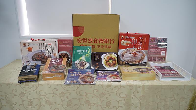 內容豐盛的年菜食物箱。