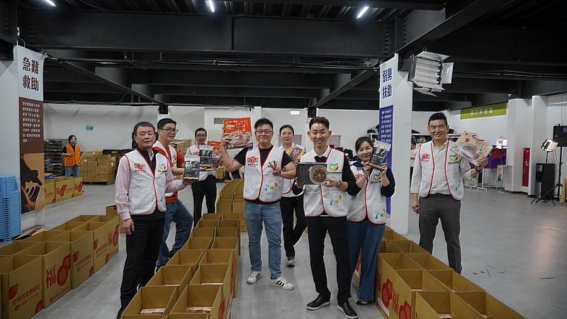 董事長偕公司同仁共同參與食物包裝。
