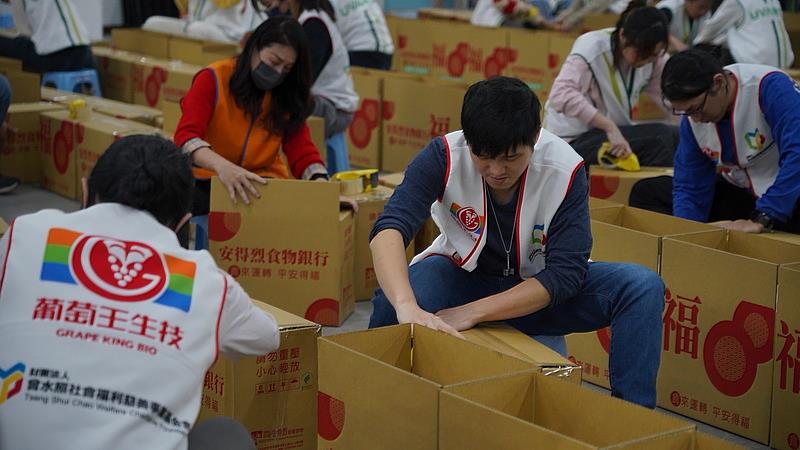 企業志工確實將每箱食物箱進行包裝。