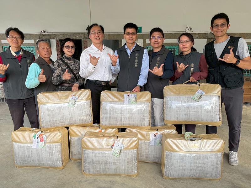 億進寢具致贈「菱殼炭暖絨被」給社區合作社。