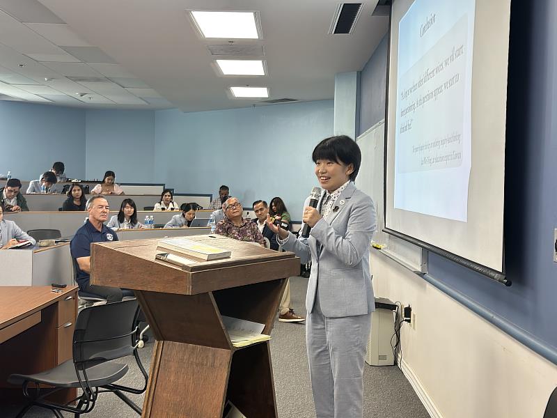 張庭恩於關島大學論壇分享台灣原住民教育現況。