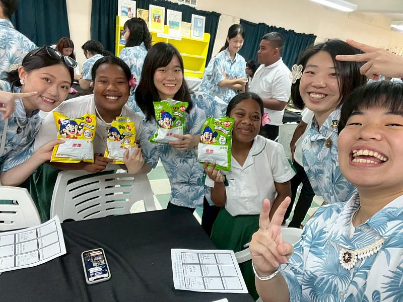 青年大使與馬紹爾高中學生透過分享零食交流文化，右1為張庭恩。
