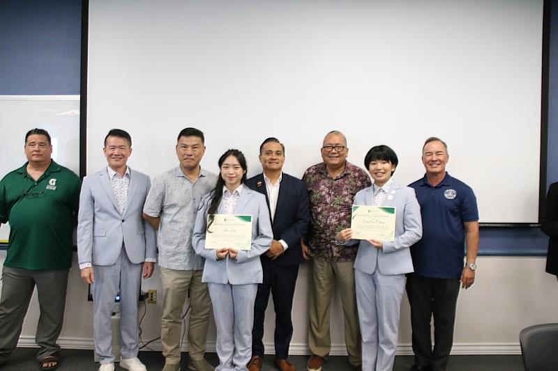 關島大學學生論壇合影，右2為張庭恩。