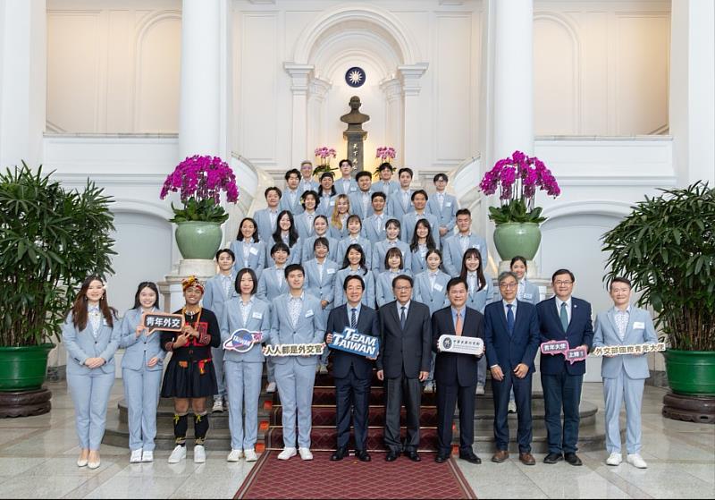 國際青年大使於1月26日晉見總統，2排左2為張庭恩。（照片由總統府提供）