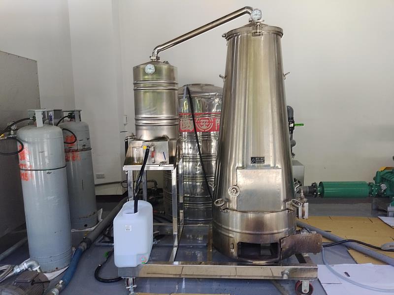 奮起湖林業循環利用場域精油蒸餾設備。