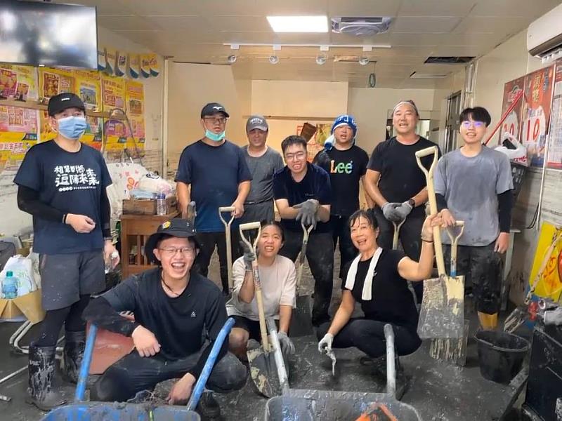 近40名正修學生協助救災不落人後。
