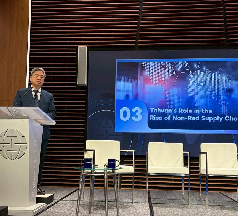 經濟部龔明鑫應應邀在華府智庫大西洋理事會發表演講，闡述台灣在全球供應鏈的關鍵角色。