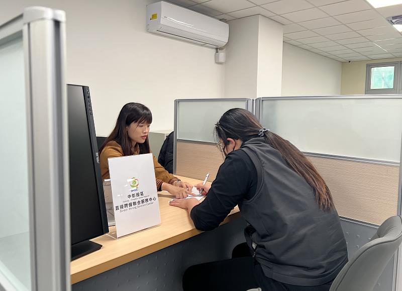 就服員指導民眾填寫直聘相關資料。