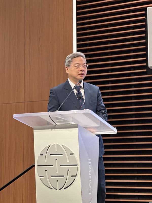經濟部龔明鑫應應邀在華府智庫大西洋理事會發表演講，闡述台灣在全球供應鏈的關鍵角色。
