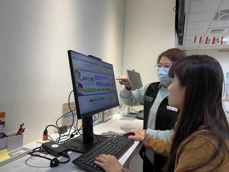 就服人員向民眾解說直聘業務。