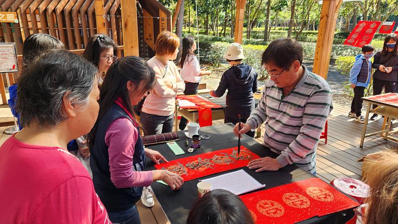 2025年書法家現場揮毫春聯。