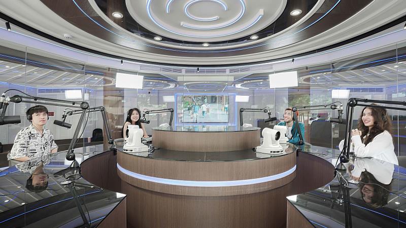 世新大學持續創新課程設計、引進尖端設備，圖為圓桌影音播客直播間。（世新大學提供）