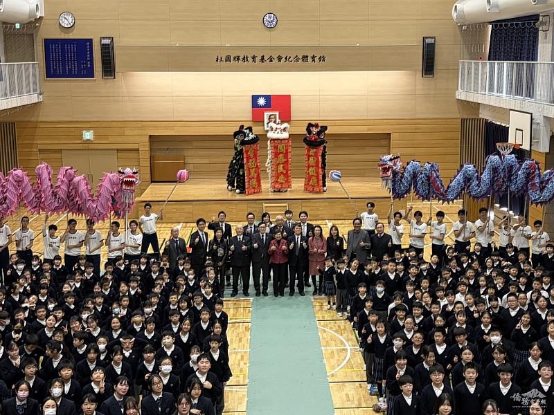 橫濱中華學院舉辦歡迎活動，全校師生與僑界貴賓合影，展現僑校團結與蓬勃活力。